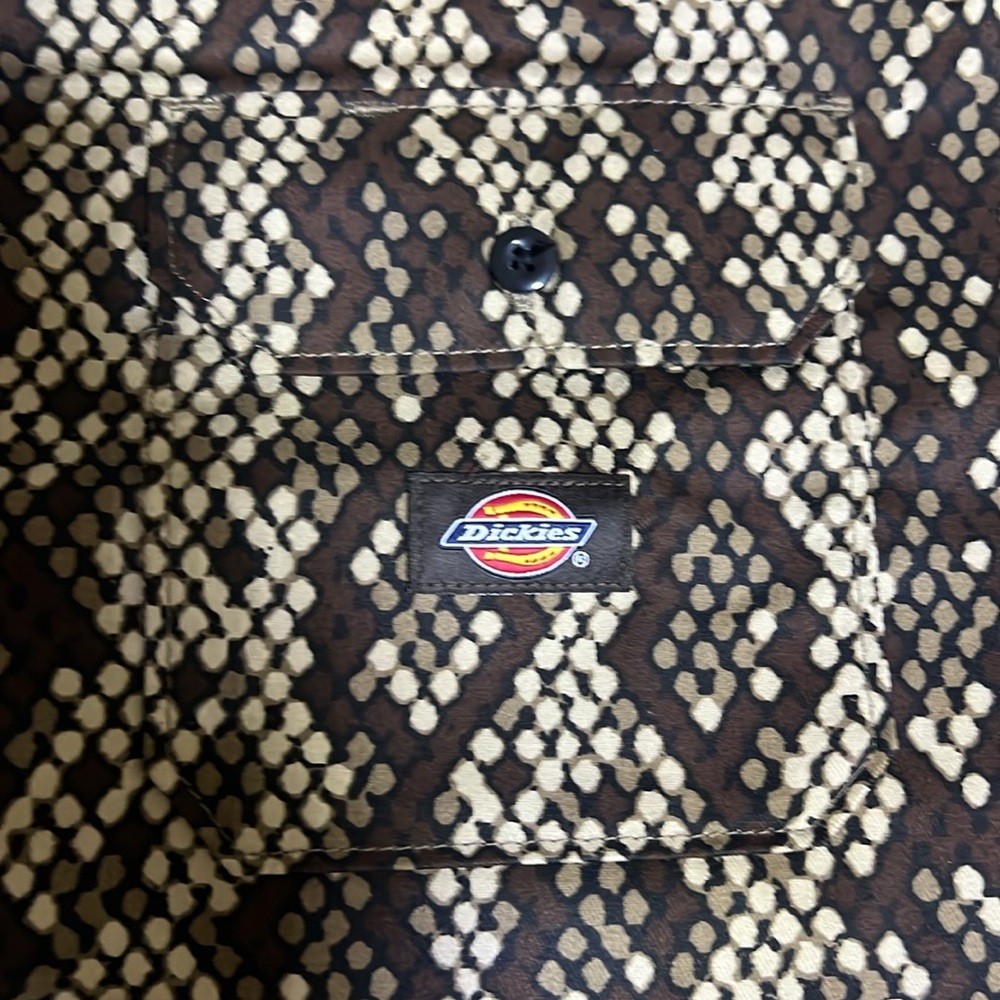 Dickies Camden Camo Snakeprint Button Up Cropped Shirt Size M NWT - Picture 7 of 8